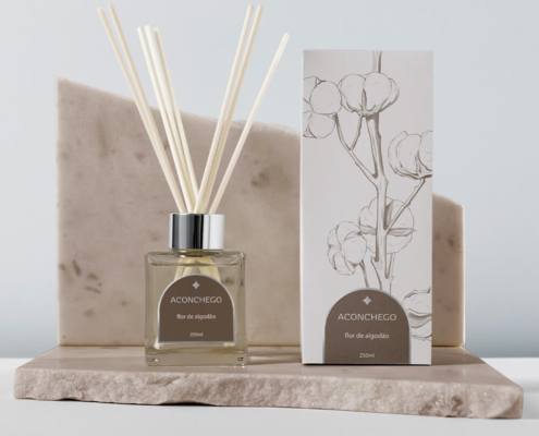 Cotton flower reed diffuser with minimalist packaging design