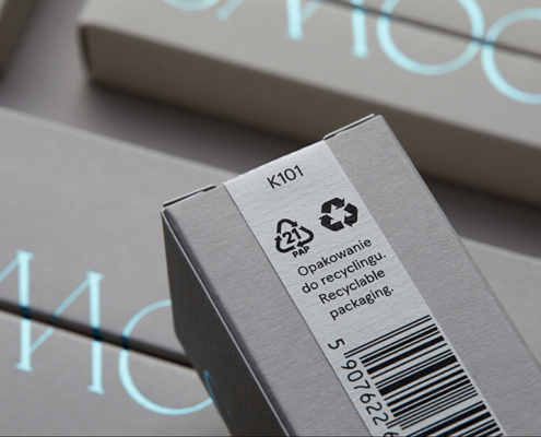 Close-up of recyclable packaging label on a gray makeup brush box.